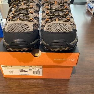Merrill men’s 9 1/2 hiking boots, brand new in the box